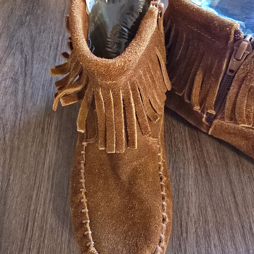 Minnetonka Kids Moccasins with Fringe - Brown Leather Size 1 #111 - Picture 2 of 7